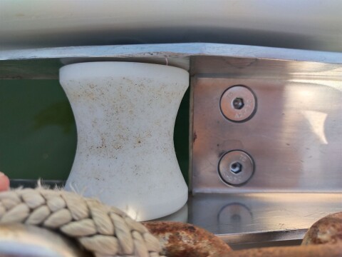 New anchor roller fitted on a bow fitting – SailorOne