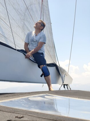 Checking the mainsail and mast on a catamaran – SailorOne