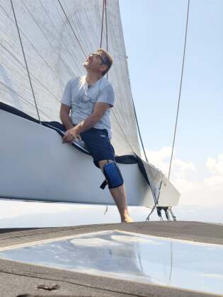 Checking the mainsail and mast on a catamaran – SailorOne
