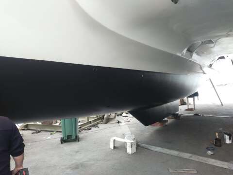 Yacht hull with freshly applied antifouling – SailorOne