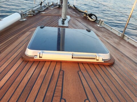 Clean teak foredeck and hatch of a sailing yacht – SailorOne